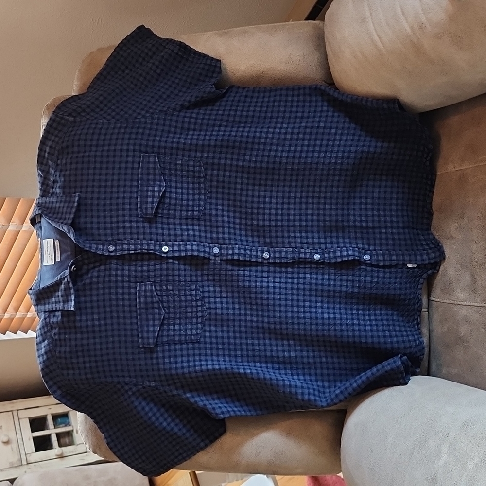 Tommy Bahama Jeans  blue and black Island Crafted buttonup shirt.  It is XXL/TTG